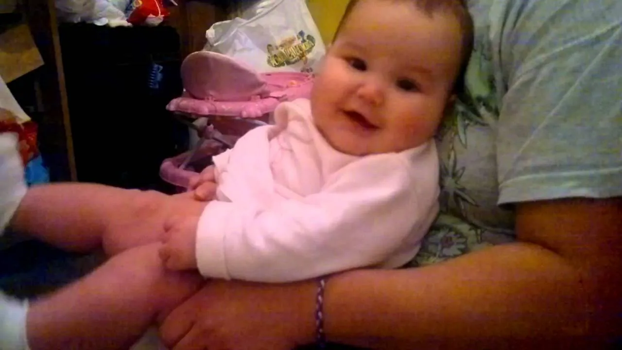 Mika haciendo popo - YouTube