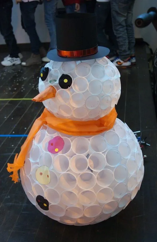 MIL ARTES MUJER: Muñeco de nieve con vasos de plástico