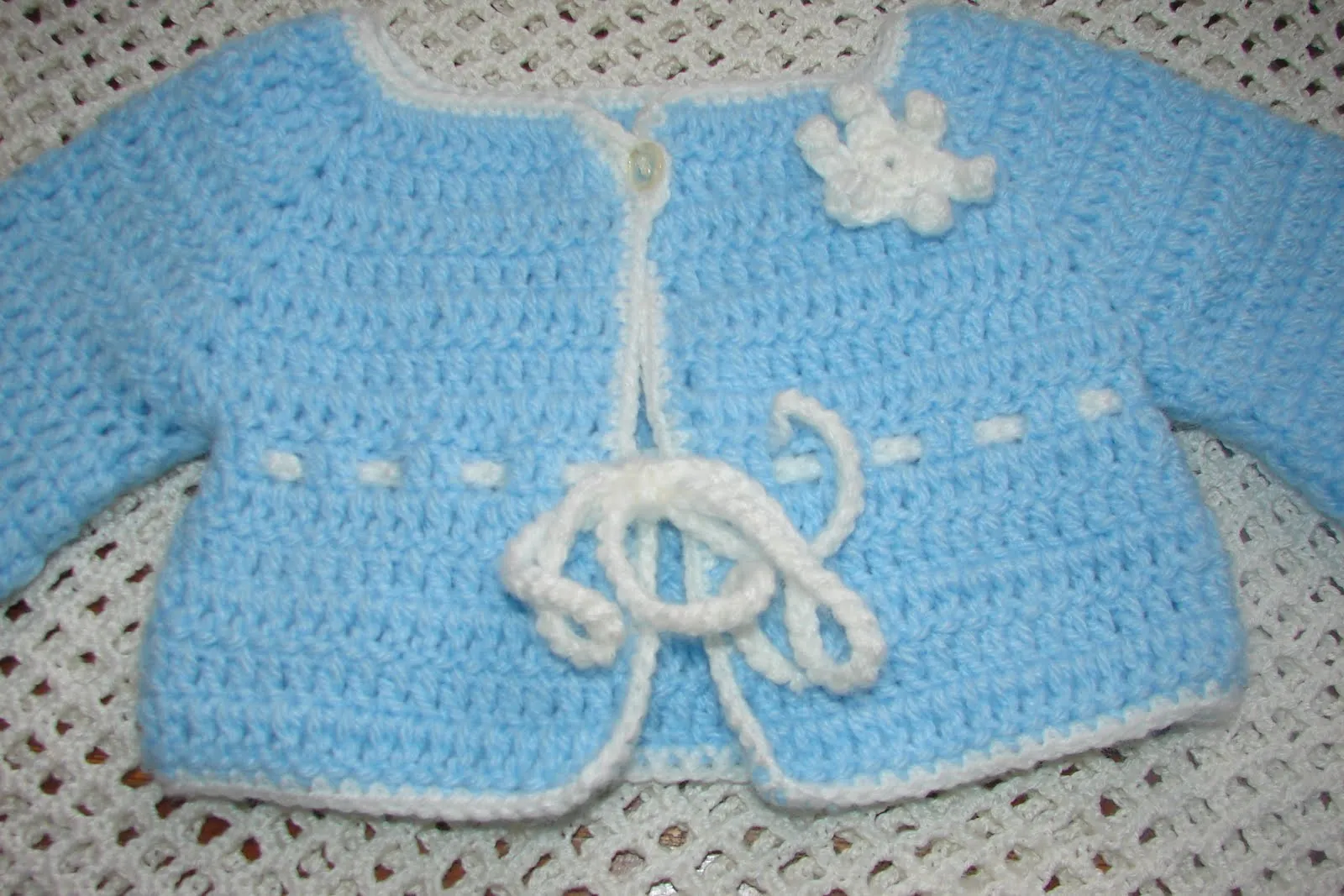 MIL AZAHARES BLANCOS: Chaqueta en crochet para bebé con estilo kimono