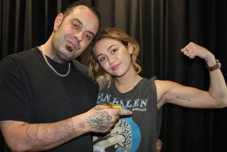 Miley Cyrus: “El amor nunca muere” | El Mundo en Rosa Miley Cyrus: “El amor nunca muere” | El Mundo en Rosa