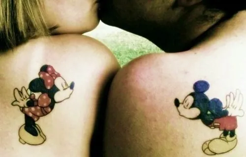 Mickey Mouse y mini besandose - Imagui