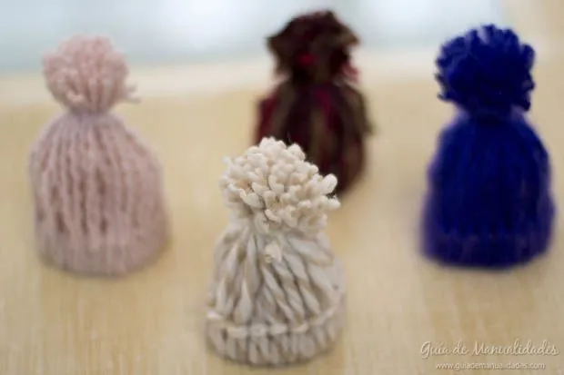Mini gorritos de lana - Guía de MANUALIDADES Mini gorritos de lana - Guía de MANUALIDADES