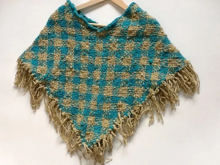 Mini poncho en telar de clavo cuadrado, con punto escoses ... Mini poncho en telar de clavo cuadrado, con punto escoses ...