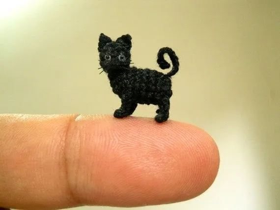 Miniatura negro gato 1/2 pulgada Micro Mini Amigurumi por SuAmi