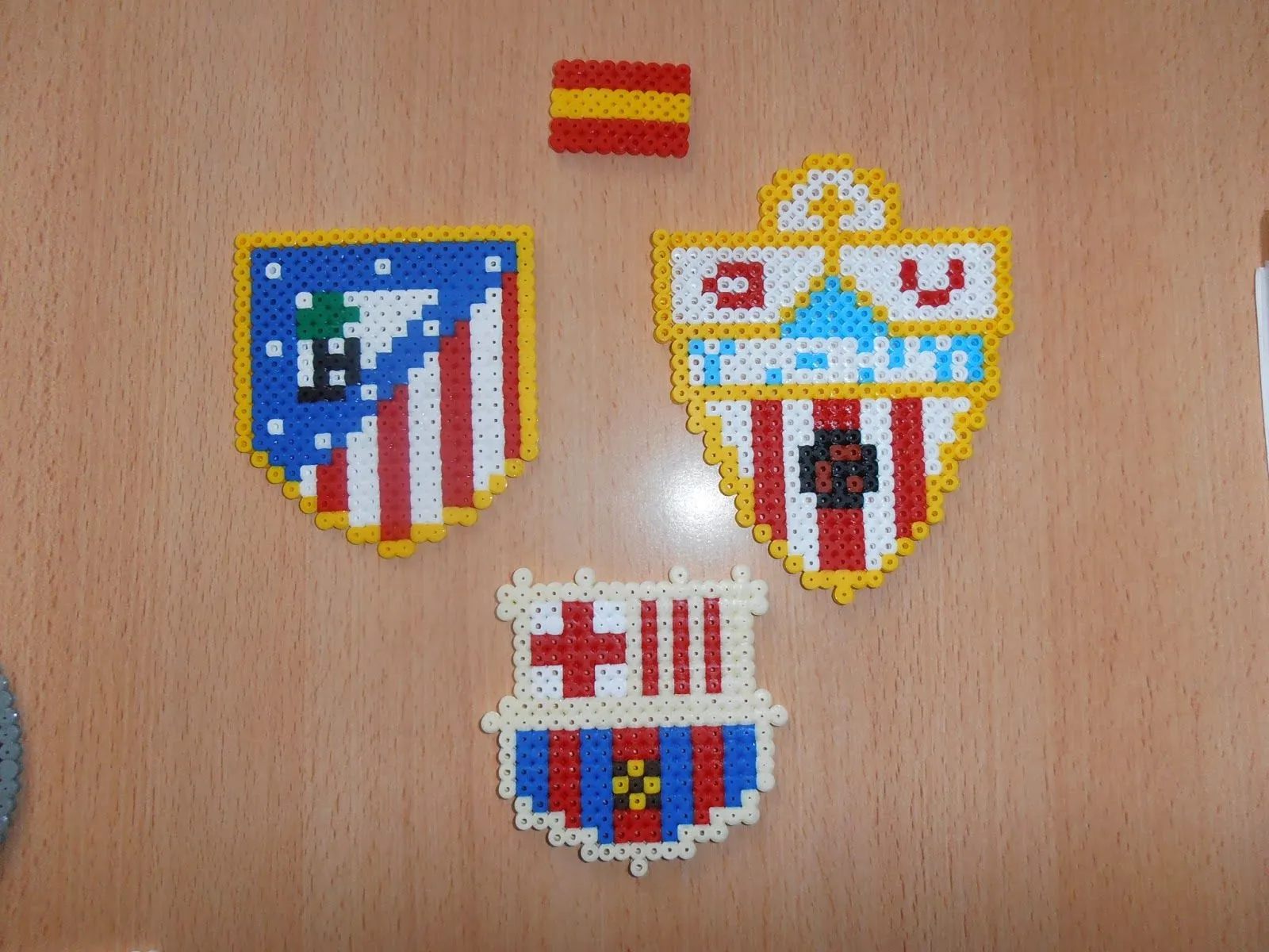 Miniempresa Los Leones: Accesorios hechos con pyssla Miniempresa Los Leones: Accesorios hechos con pyssla