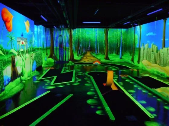 Un minigolf para gafas 3D en Berlín | El Viajero en EL PAÍS Un minigolf para gafas 3D en Berlín | El Viajero en EL PAÍS