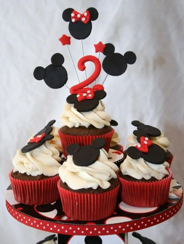 Minnie and Mickey Cupcakes - red ribbon around the cupcake stand ... Minnie and Mickey Cupcakes - red ribbon around the cupcake stand ...