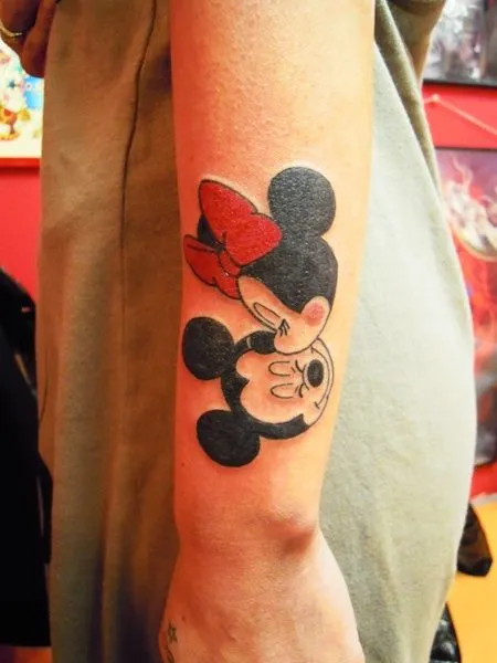 Minnie besando a Mickey Mouse - Tatuajes para Mujeres Minnie besando a Mickey Mouse - Tatuajes para Mujeres