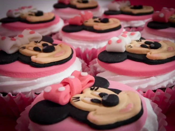 Minnie Mouse cake, cupcakes and pops - Mini Maus torta, mafini i ...