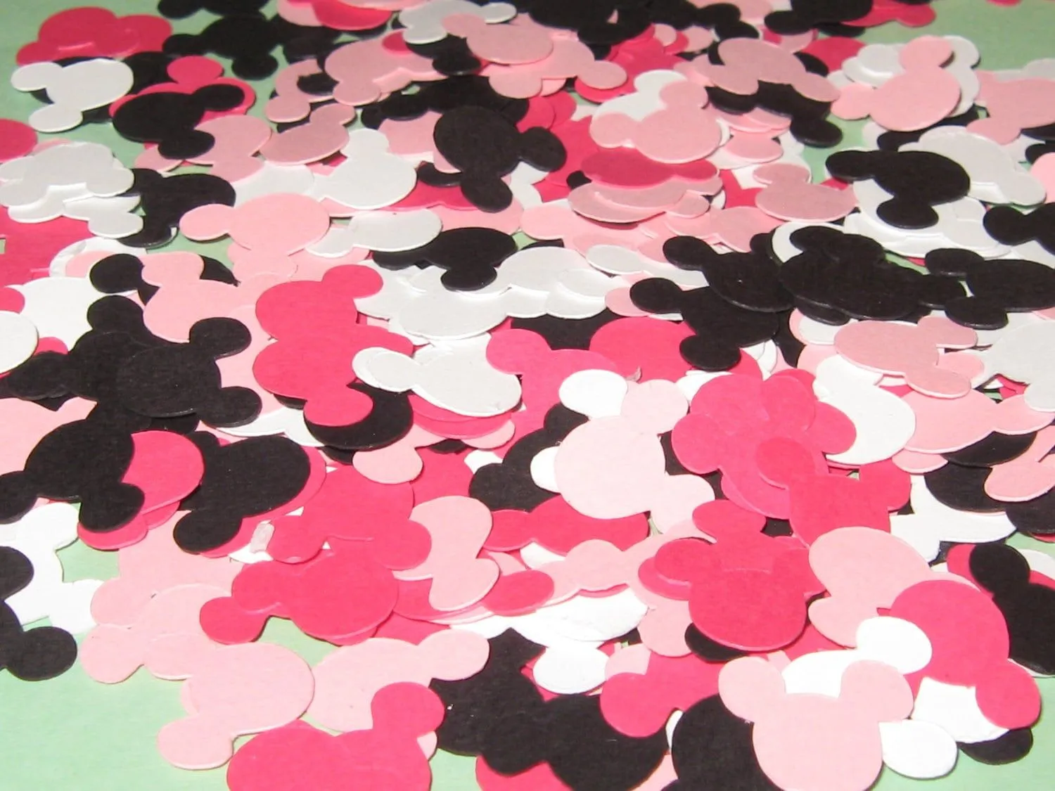 Minnie Mouse Paper Confetti/Die Cuts - 400 Pieces - Medium - READY TO ...