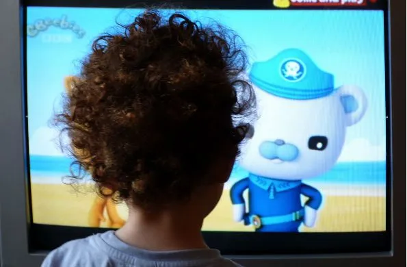 Mirar TV por las noches reduce las horas de sueño en los niños ...