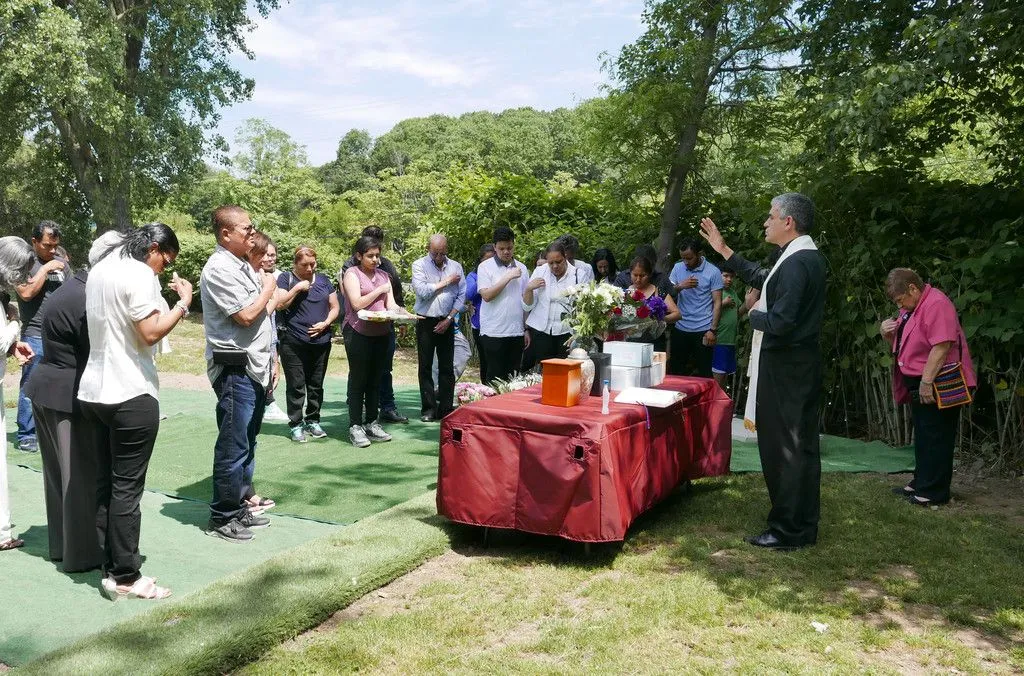 Misa Funeral Comunitaria y Entierro Ofrecido para Fallecidos de Yonkers | Catholic New York Misa Funeral Comunitaria y Entierro Ofrecido para Fallecidos de Yonkers | Catholic New York