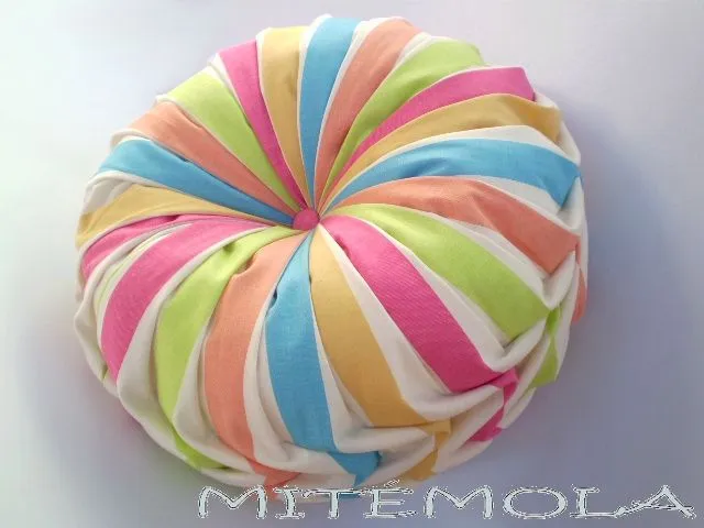 Mitémola: Cojín drapeado redondo multicolor