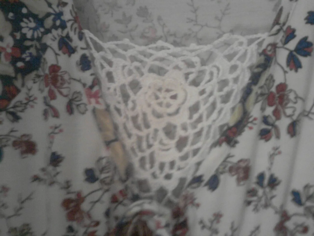 MNEMOSYNE: Aplicación de motivo en crochet irlandés para escote de ... MNEMOSYNE: Aplicación de motivo en crochet irlandés para escote de ...