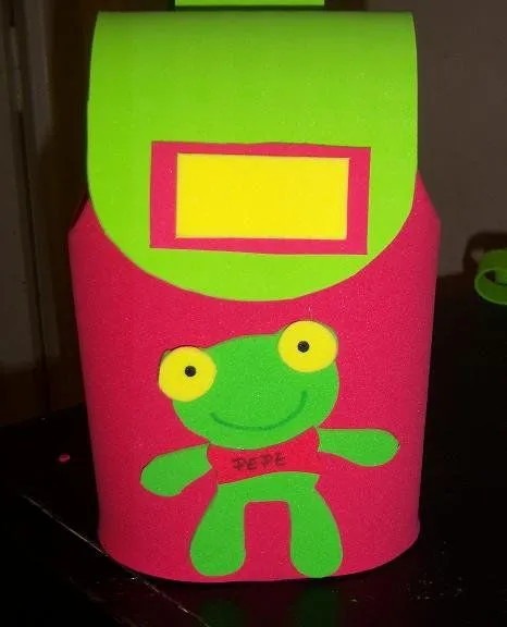Mochila en goma eva - Imagui