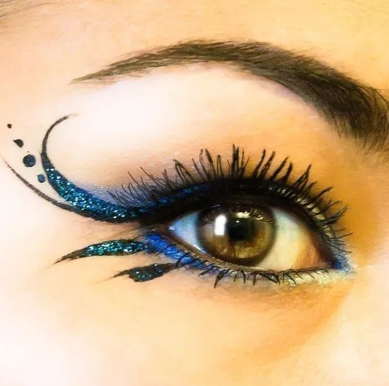 Moda para mujeres — Maquillaje artistico en ojo Moda para mujeres — Maquillaje artistico en ojo