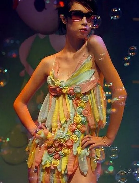 Moda y Mujeres: Vestidos hechos con condones reciclados