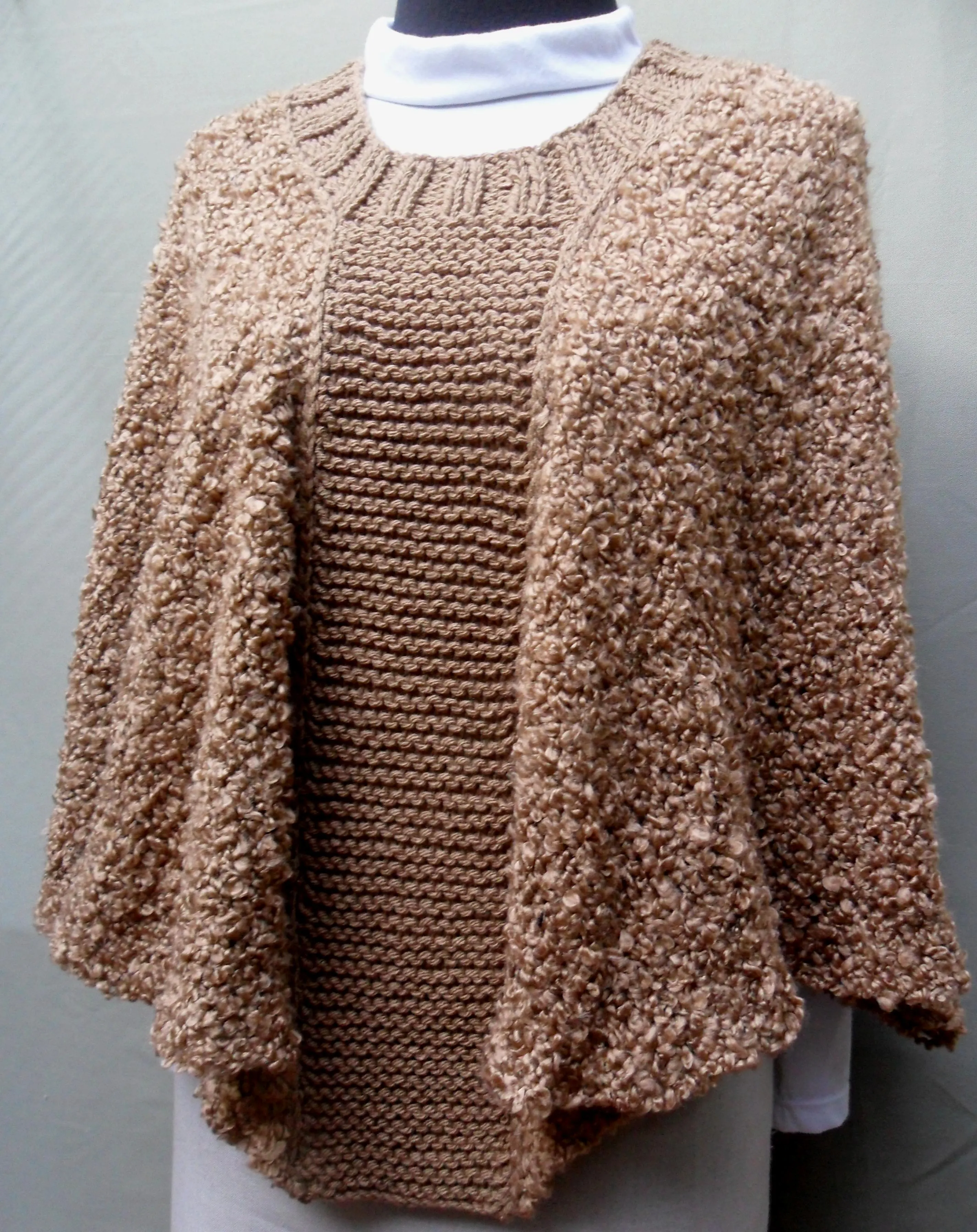Poncho con distintas texturas en un mismo tono | Poncho con distintas texturas en un mismo tono |