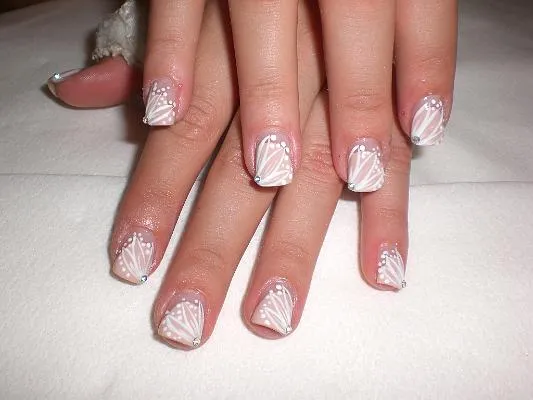 Moda y Ropa de Mujer: Uñas pintadas de diferentes diseñadores