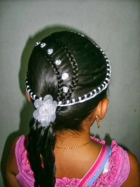 Modela tu Cabello: Peinados con trenzas para niñas Modela tu Cabello: Peinados con trenzas para niñas