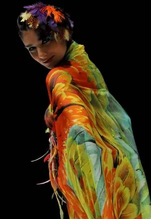 Una modella sfila all'Exposhow della moda a Cali in Colombia ... Una modella sfila all'Exposhow della moda a Cali in Colombia ...