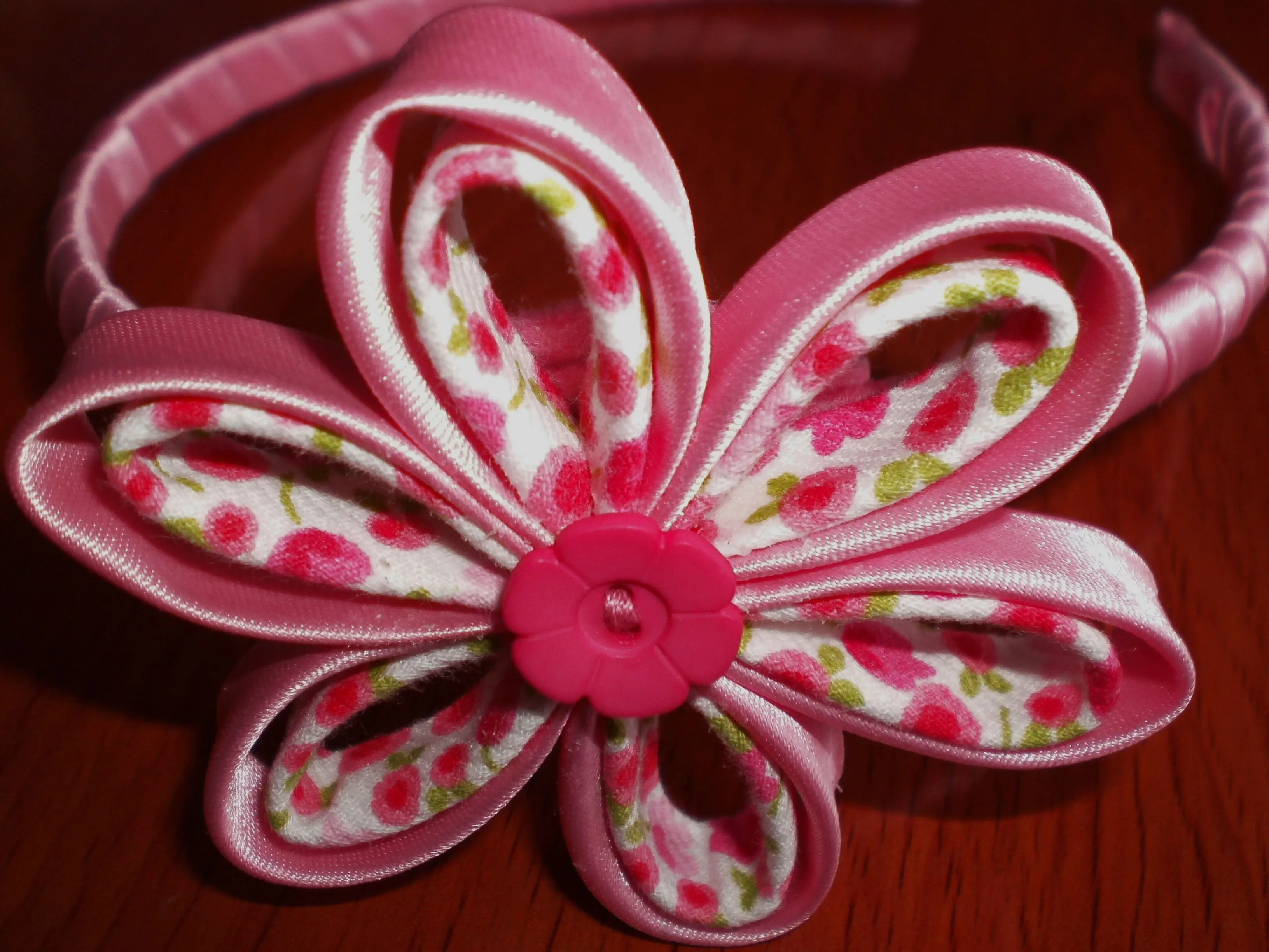 Otro modelo de diadema en tonos rosas con cinta de bies de raso y ... Otro modelo de diadema en tonos rosas con cinta de bies de raso y ...
