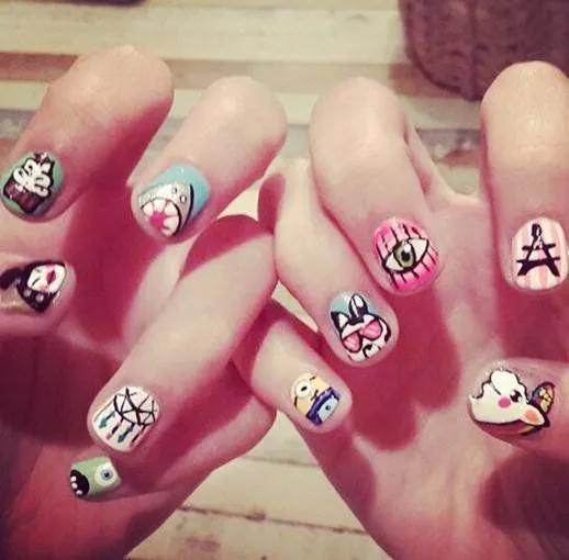 Una modelo muy fan del 'Nail art' - Looks - REVISTA PRONTO - www ...