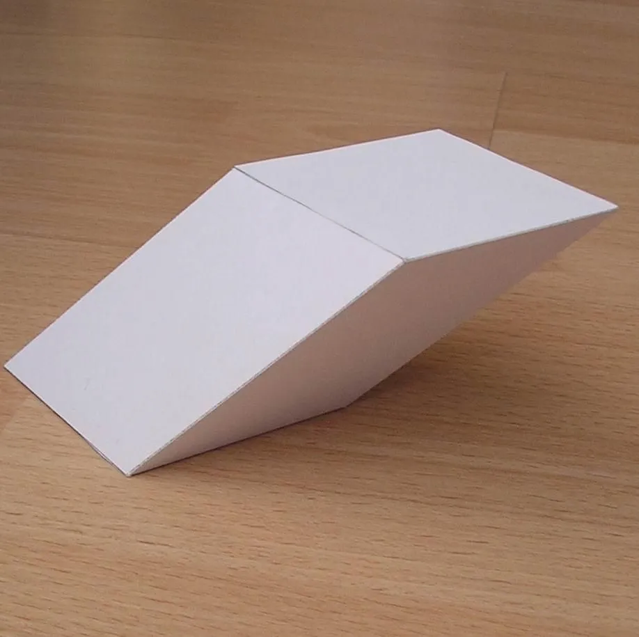Modelo de papel de un prisma rectangular oblicuo Modelo de papel de un prisma rectangular oblicuo