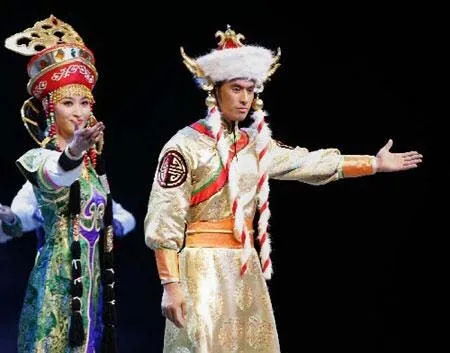Modelos chinos muestran trajes antiguos y étnicos en ... Modelos chinos muestran trajes antiguos y étnicos en ...