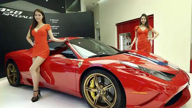 Dos modelos posan en Seúl este jueves junto a un Ferrari V8 - ABC.es