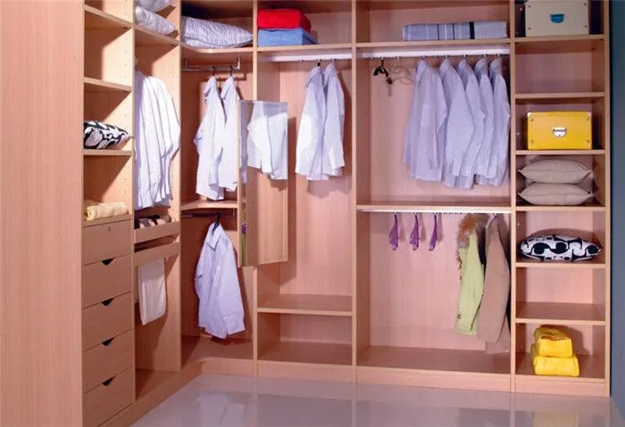 Moderna walk in closet, diseño de vestuario en Armarios de Muebles ...