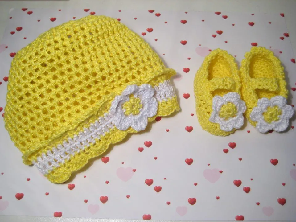 Hecho con mogollón de amor ❤: Gorros y patucos: conjuntos a juego. Hecho con mogollón de amor ❤: Gorros y patucos: conjuntos a juego.