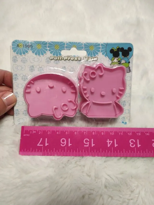 Moldes galletas o plastilina Hello Kitty second hand for £3 in Saldaña in WALLAPOP Moldes galletas o plastilina Hello Kitty second hand for £3 in Saldaña in WALLAPOP