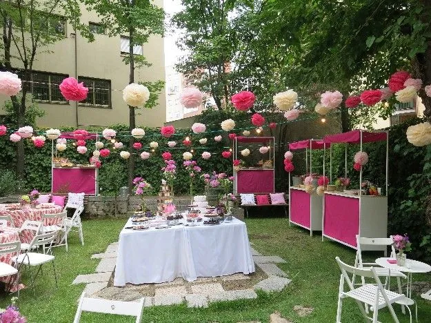 Momentips: Un bautizo de pompones color fucsia Momentips: Un bautizo de pompones color fucsia