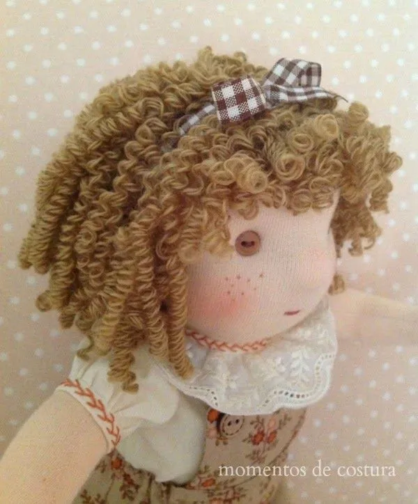 Momentos de Costura: Tutorial: Rizar pelo de muñeca Momentos de Costura: Tutorial: Rizar pelo de muñeca