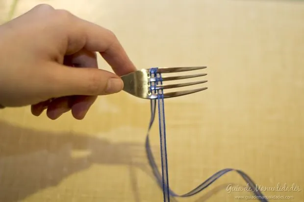 Moñitos de cinta usando un tenedor - Guía de MANUALIDADES Moñitos de cinta usando un tenedor - Guía de MANUALIDADES