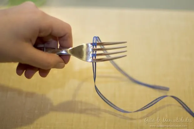 Moñitos de cinta usando un tenedor - Guía de MANUALIDADES Moñitos de cinta usando un tenedor - Guía de MANUALIDADES