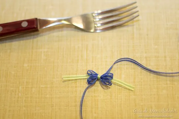 Moñitos de cinta usando un tenedor - Guía de MANUALIDADES Moñitos de cinta usando un tenedor - Guía de MANUALIDADES