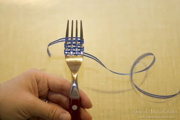 Moñitos de cinta usando un tenedor - Guía de MANUALIDADES Moñitos de cinta usando un tenedor - Guía de MANUALIDADES