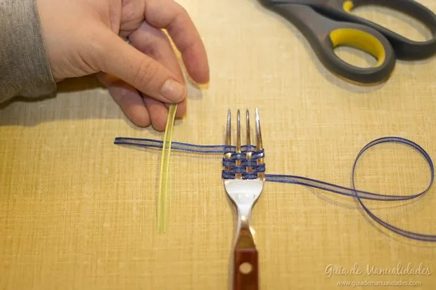 Moñitos de cinta usando un tenedor - Guía de MANUALIDADES