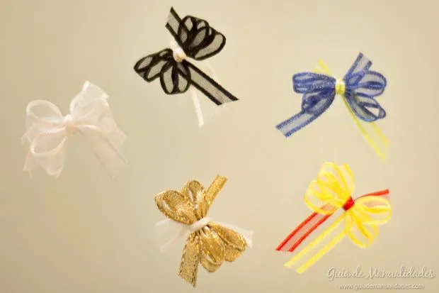 Moñitos de cinta usando un tenedor - Guía de MANUALIDADES