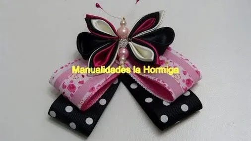 medio moño en cinta decorado con mariposa en tela tecnica kanzashi ﻿