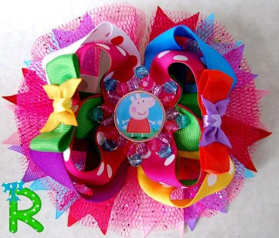 Moño para niñas de peppa pig gancho con por RoshelysBowtique Moño para niñas de peppa pig gancho con por RoshelysBowtique
