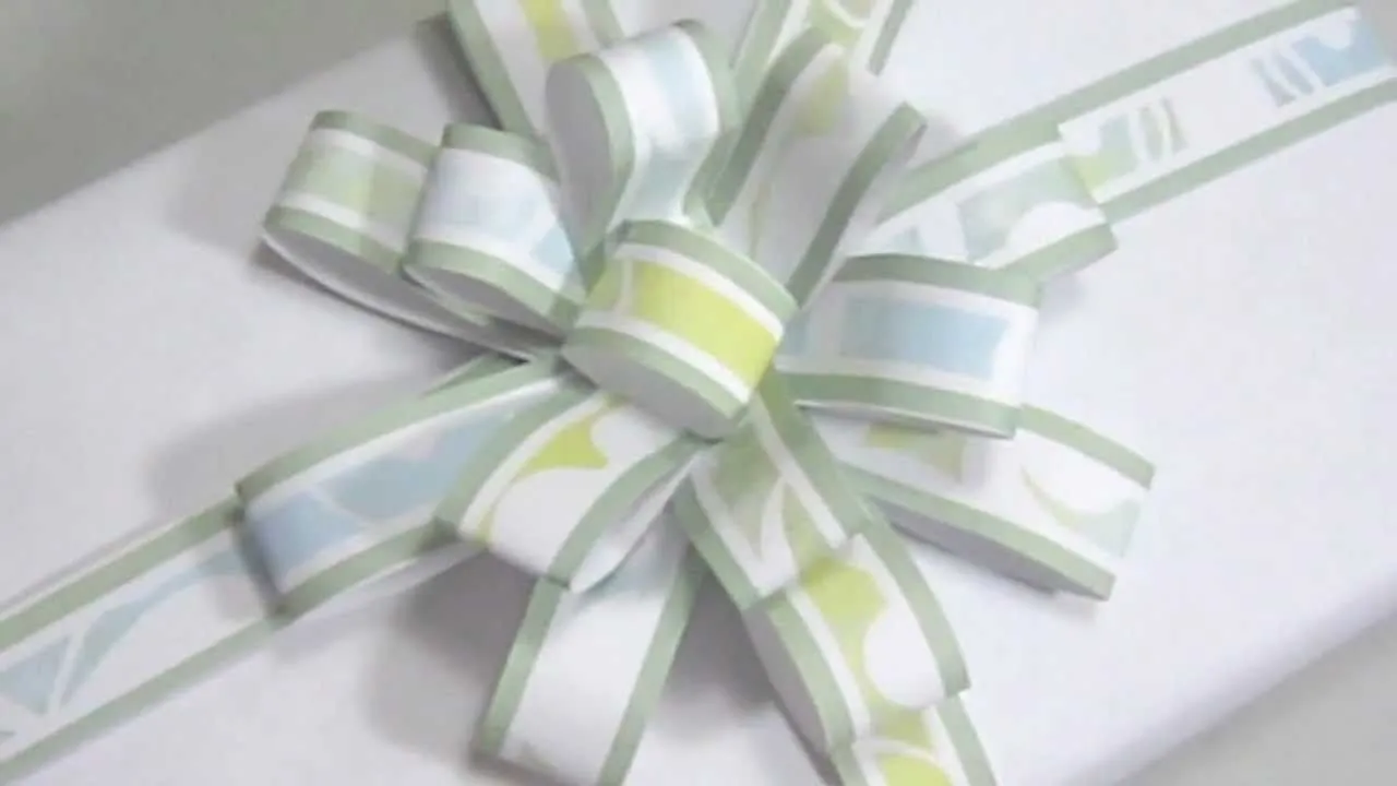 Cómo hacer un moño de papel para regalos - manualidadesconninos ... Cómo hacer un moño de papel para regalos - manualidadesconninos ...
