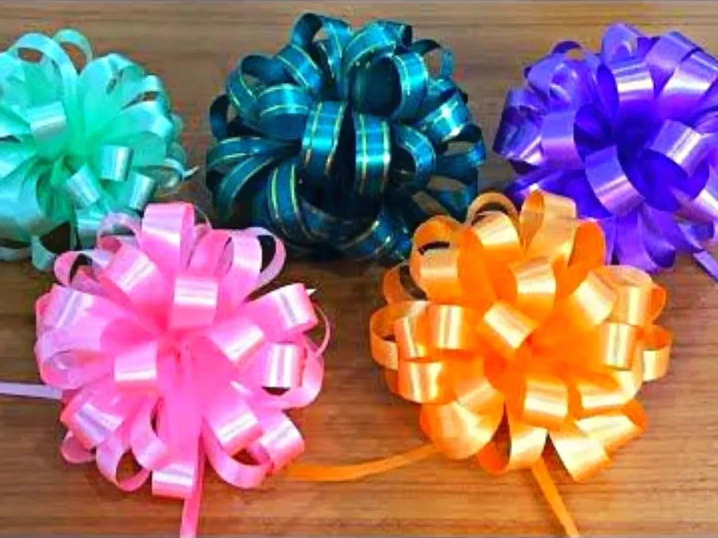 Cómo hacer un moño de regalo con cinta de agua? - Infobae Cómo hacer un moño de regalo con cinta de agua? - Infobae