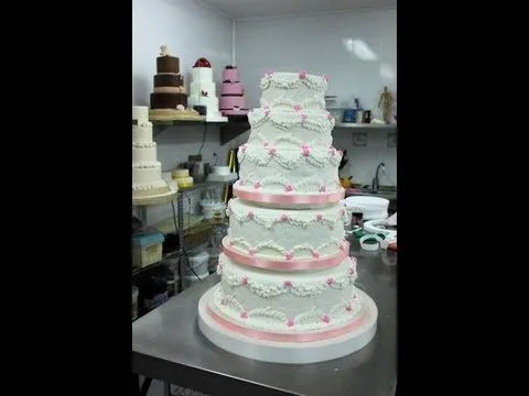 Cómo montar una tarta de fondant de pisos - YouTube Cómo montar una tarta de fondant de pisos - YouTube