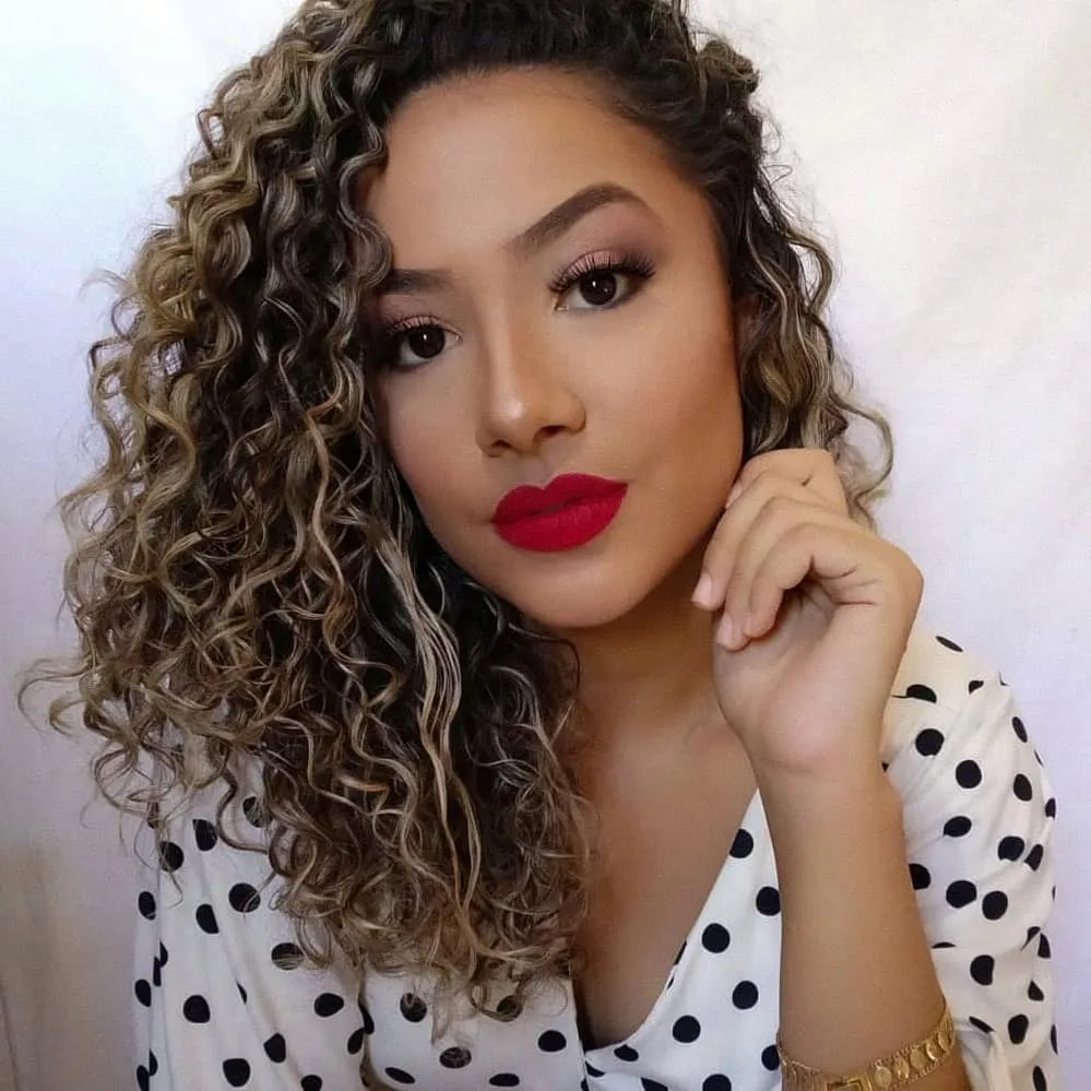Morena iluminada cacheada: 30 fotos, como fazer e cuidados Morena iluminada cacheada: 30 fotos, como fazer e cuidados