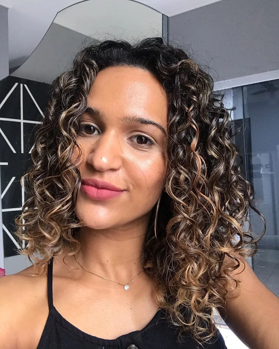 Morena iluminada cacheada: 30 fotos, como fazer e cuidados Morena iluminada cacheada: 30 fotos, como fazer e cuidados