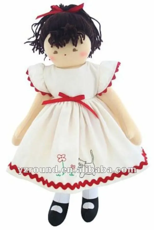 Morena de la muñeca de trapo en una crema vestido de la felpa ... Morena de la muñeca de trapo en una crema vestido de la felpa ...