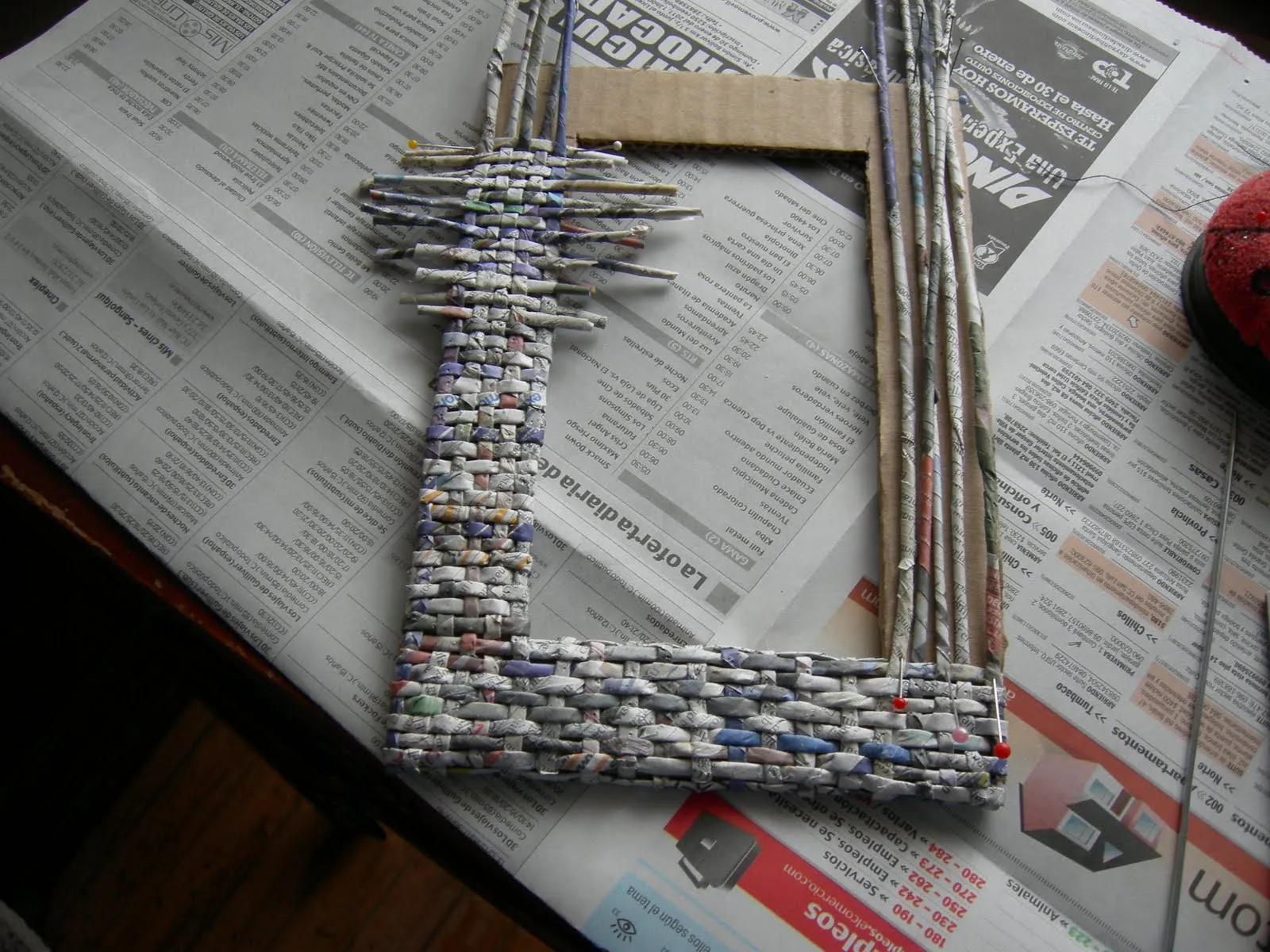 LA MORENITA: PORTARETRATO....CON ROLLOS DE PAPEL DE PERIODICO